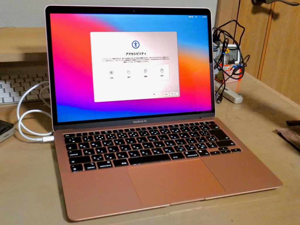 MacBook Air M1 Gold deschis pe un birou